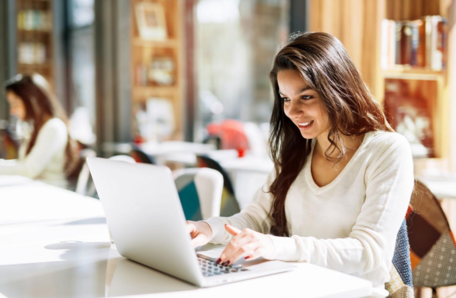 Workshop-Teilnehmer analysiert Keyword-Daten auf dem Bildschirm