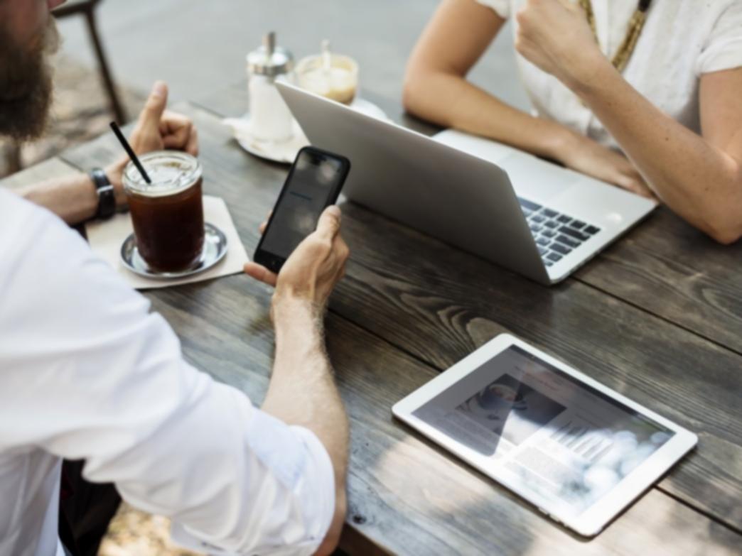 Teilnehmer arbeitet mit Keyword-Recherche-Tools am Computer